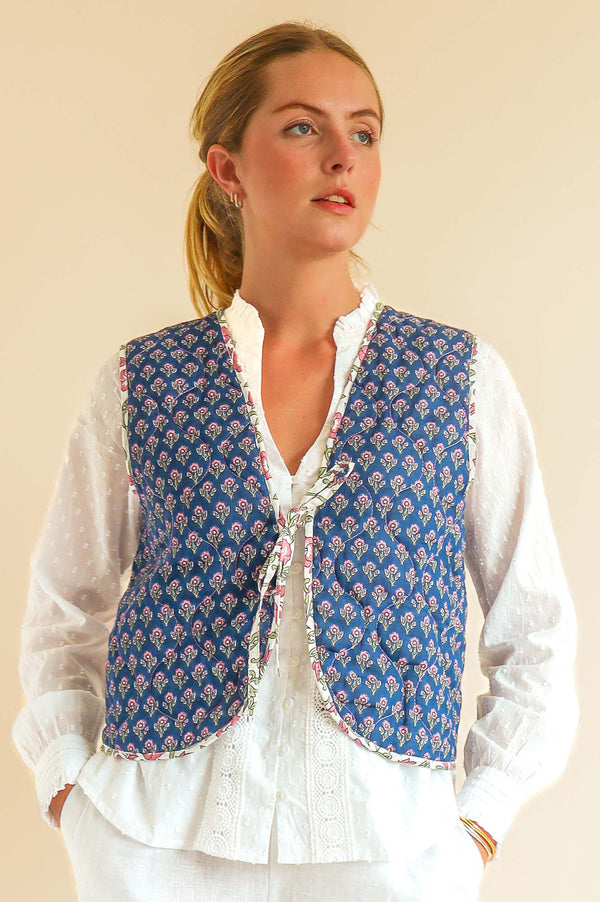 Arlo Quilted Organic Cotton Gilet | Primrose Stamp Navy/Pink