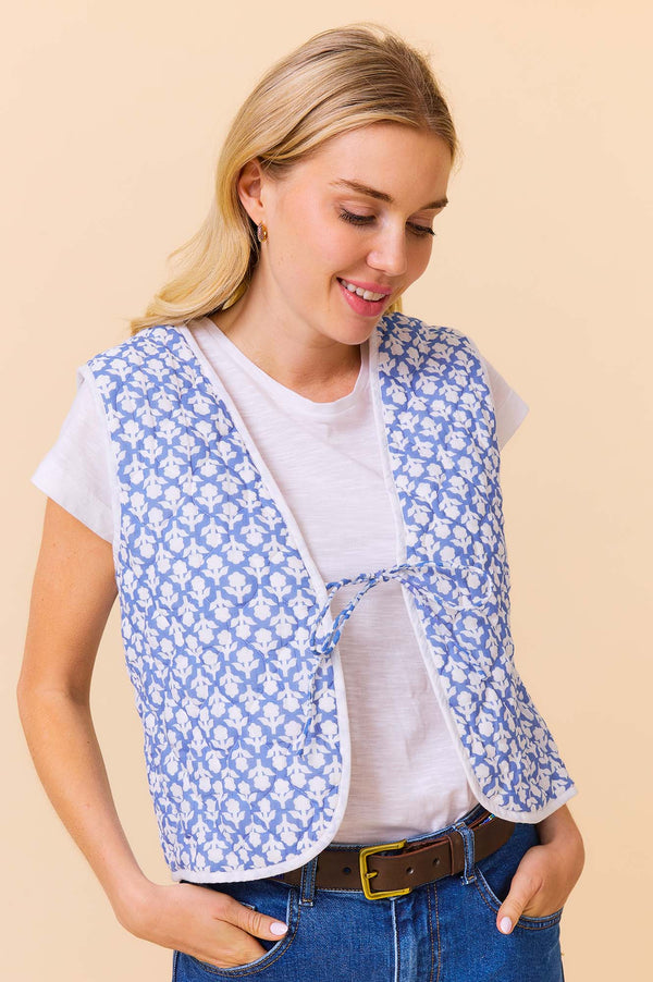 Arlo Quilted Organic Cotton Gilet | Flower Stamp Cornflower/White